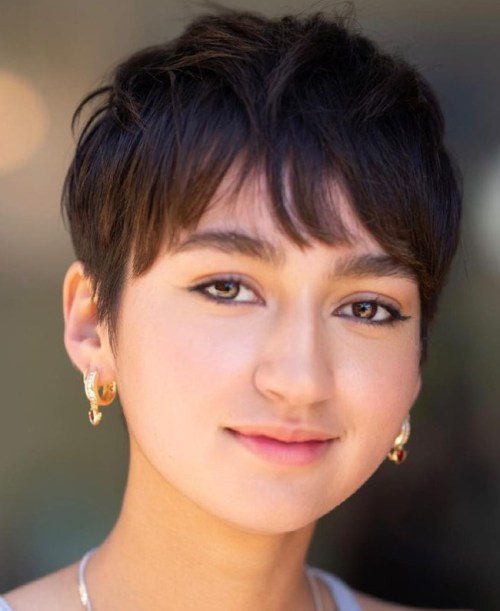 Pixie with choppy layers for round faces