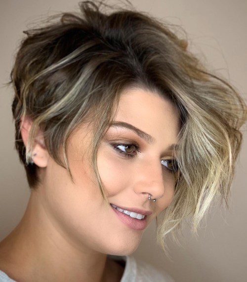 Long wavy pixie with movement