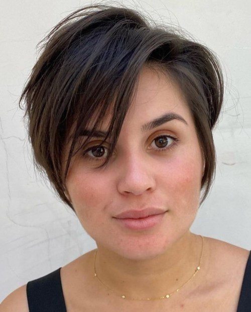 Deep side part pixie